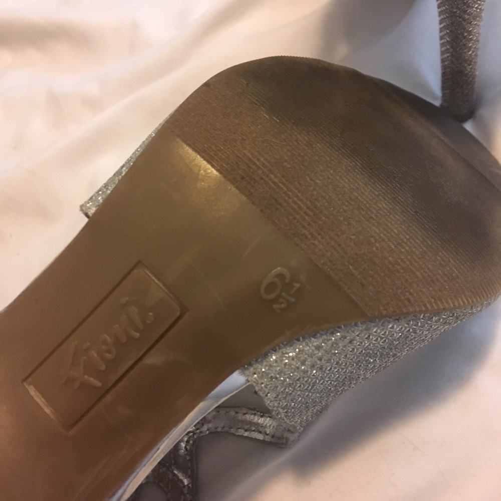 Silver Heel - Picture 2 of 3
